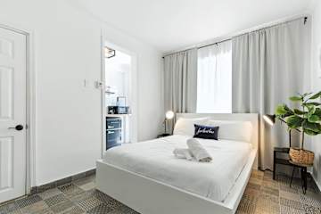 1BR 1BA Sleeps 2 Wi-Fi Walk to Beach