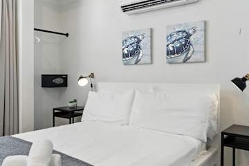 8BR | 7.5BA | Sleeps 16+ | Wi-Fi | Walk to Beach